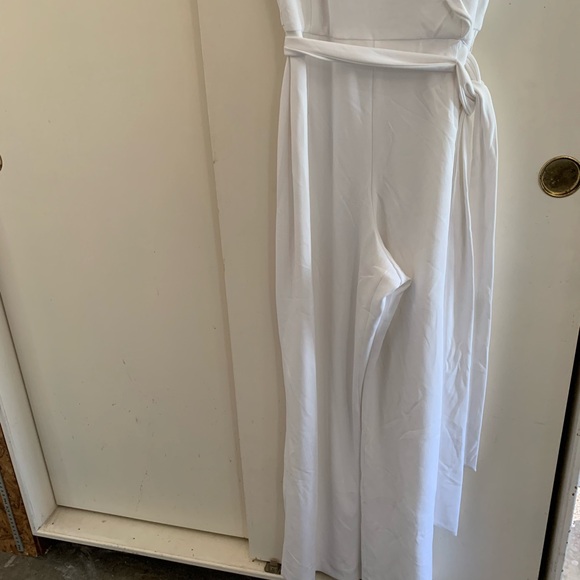 Kasper One Shoulder jumpsuit in Elegant White. Definitely a show stopper - Picture 2 of 6